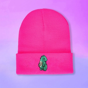 Neonpinke Strickmütze mit kleiner grüner Dinosaurier-Stickerei auf dem umgeschlagenen Rand