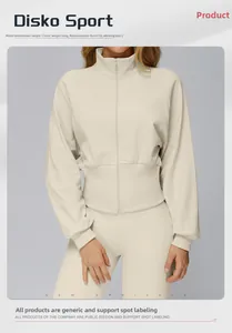 Detail der Rippstruktur an einem beigen Damen-Sport-Sweatshirt mit Stehkragen und Reißverschluss