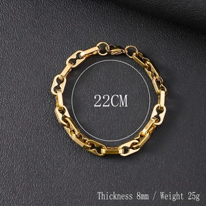Détail de la chaîne en acier titane doré de 8mm avec une longueur de 22cm sur cuir noir