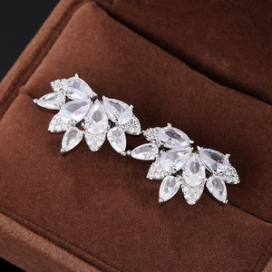Macro-opname van elegante bladoorbellen met fonkelende zirkonia op een zilveren basis