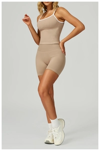 Détail d'un ensemble de yoga sans couture avec haut court dos nu et short taille haute