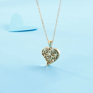 Collier cœur doré avec pendentif tourbillon évidé sur chaîne métal fond bleu
