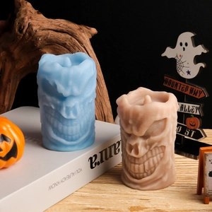 Bougies de crâne d'Halloween avec texture fondante et ornements décoratifs