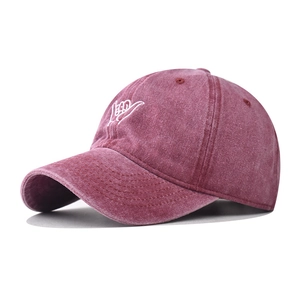 Primer plano del bordado shaka en una gorra de béisbol de algodón granate lavado