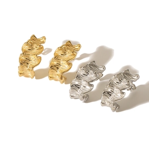 Irregular C-shaped earrings with molten texture in gold and silver stainless steel