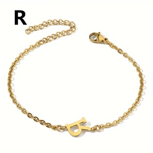 Detailansicht eines 18K vergoldeten Armbands mit einem polierten Buchstaben-R-Anhänger