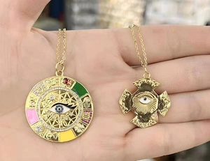 Dettaglio del medaglione e ciondolo a croce placcato oro 14K con gemme colorate