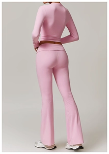 Vue arrière d'un haut court rose à manches longues et d'un pantalon de yoga évasé