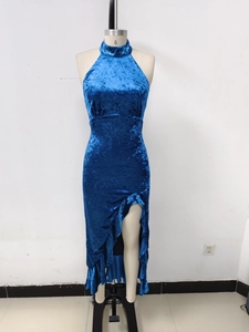 Dettaglio dell'abito lungo in velluto blu scuro con scollo all'americana e spacco