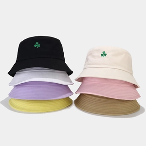 Plusieurs bobs en coton avec broderie trèfle vert disponibles en diverses couleurs