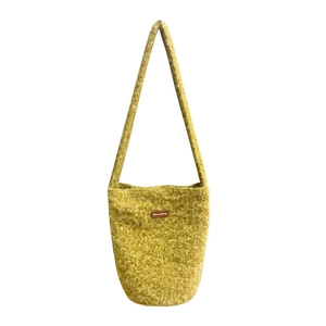 Schicke gelbe Schultertasche aus Plüsch mit langem Riemen und Star-picking Aufnäher