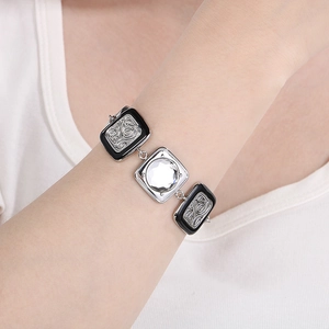 Dettaglio di un bracciale geometrico vintage con smalto nero e cristallo sul polso