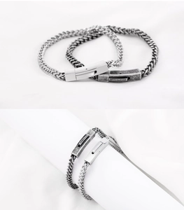 Dettaglio di bracciali a catena serpente da 4mm in argento con chiusura magnetica rettangolare