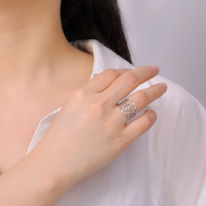 Bague nœud de sorcière minimaliste en acier inoxydable portée par un mannequin