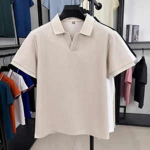 Herren Polo-Strickshirt in Beige mit kontrastierendem Streifenkragen und V-Ausschnitt