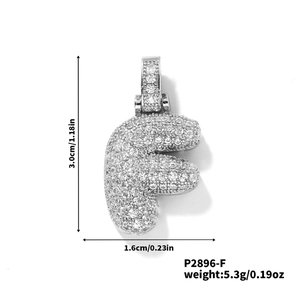 Dettaglio del ciondolo lettera F a bolla con dimensioni 3,0cm x 1,6cm e un peso di 5,3g