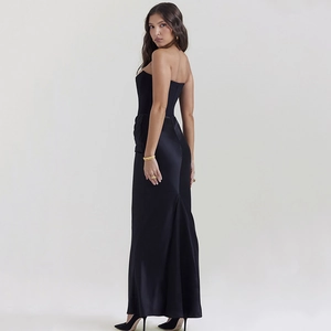 Robe longue sirène noire bustier avec finition satinée et dos nu élégant pour femmes