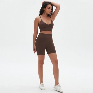 Detail der nahtlosen schokobraunen Sport-BH und High-Waist Yoga-Shorts Set für Damen
