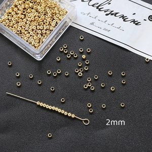Detalle de cuentas espaciadoras de cobre chapado en oro de 2mm para joyería DIY y artesanía