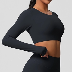 Détail du haut de yoga noir à manches longues et legging avec tissu brossé de qualité
