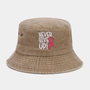 Détail du chapeau bob kaki avec broderie Never Give Up et ruban rose sur coton délavé