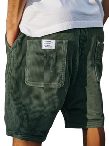 Detail van de achterzakken en het geweven label van de donkergroene corduroy short