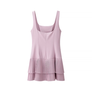Vue détaillée de la robe plissée sans manches rose avec jupe à volants superposés