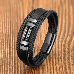 Bracelet multicouche en cuir tressé noir avec breloques argentées et fermoir magnétique