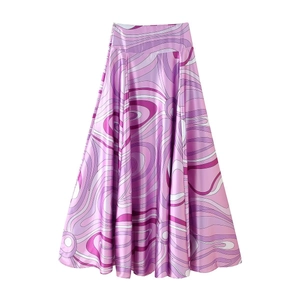 Detail des lila Maxirocks mit Bohème-Geometriemuster aus glattem Satin-Stoffgewebe