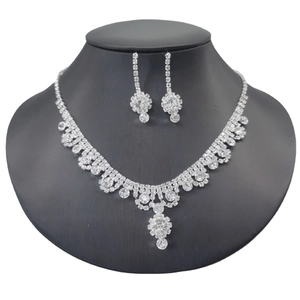 Parure élégante collier et boucles d'oreilles pendantes en strass argentés de mariée