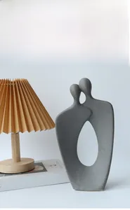 Dettaglio di scultura astratta di coppia in ceramica grigia opaca dal design moderno