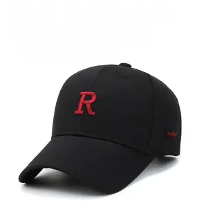 Dettaglio del ricamo 3D della lettera R rossa su un cappello di cotone nero