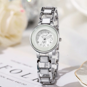 Dettaglio orologio al quarzo argento con inserto in ceramica e indici in cristallo