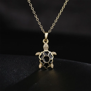 Collar de tortuga chapado en oro de 18K con esmalte negro y piedras de circón