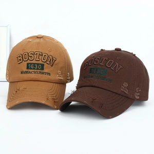 Détail de la broderie Boston et du coton délavé sur les casquettes de baseball kaki et marron