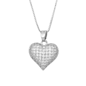 Dettaglio macro del ciondolo a cuore in argento con micro-pavé di zirconi bianchi