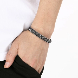Bracelet manchette punk argenté rétro avec crânes embossés et design ouvert réglable