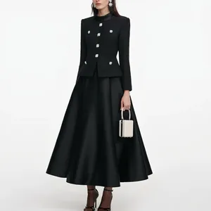 Ensemble veste élégante en tweed noir avec boutons en diamant et jupe satinée pour femme