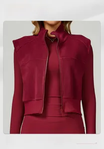 Détail du gilet de sport en polaire bordeaux à col montant et ensemble de sport assorti