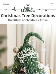 Détail d'un mini sapin de Noël avec lettrage argenté et boules colorées pour décoration