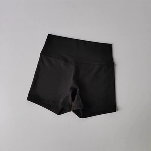 Dettaglio dei pantaloncini da yoga neri a vita alta con fascia larga e cuciture rinforzate