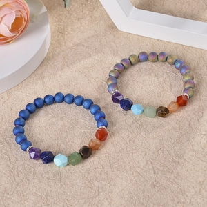 Set aus 8mm Naturstein-Chakra-Armbändern mit bunten Kristallakzenten und Mattfinish