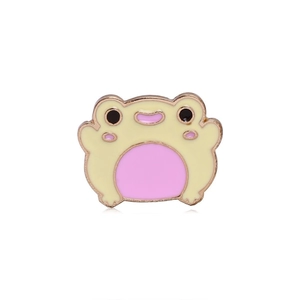 Détail d'un pin's en émail grenouille jaune mignonne avec placage doré sur fond blanc