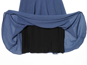Dettaglio della gonna midi a doppio strato con tessuto blu denim e fodera in cotone nero