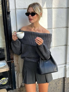 Pull en maille à épaules dénudées gris foncé et jupe plissée pour femme en automne