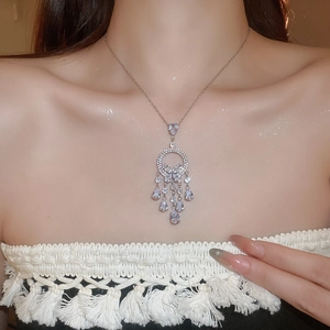 Détail du collier papillon en argent avec pampilles de zircon portées par un mannequin