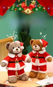 Detailansicht zweier Plüsch-Teddybären in roten Weihnachtskostümen auf Holztisch