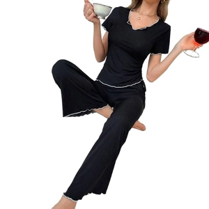 Ensemble de pyjama noir pour femme avec bordure ondulée blanche et pantalon large fluide