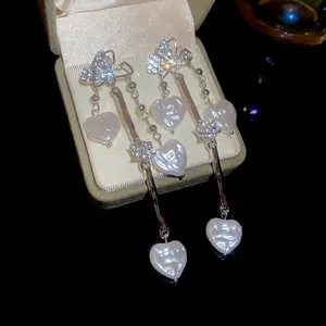 Boucles d'oreilles papillon élégantes avec perles de cœur argentées et diamants brillants