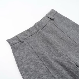 Vue détaillée macro du pantalon gris à chevrons montrant la taille et les passants